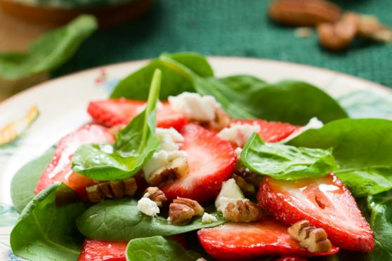 Spinach salad with strawberries